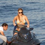 머리아어 <b>캐리</b>, 비키니 입은 토실토실 몸매