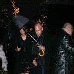 브루스 <b>윌리스</b> 여자친구에게 우산 씌어주는데, 버거워보여!!