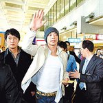 비 대만공항에서 대만팬들과 <b>작별</b>하는 모습 직찍