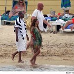 누드 <b>비치</b> 걷고 있는 비욘세와 제이지