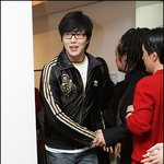 성시경 최근 김중만 <b>사진전</b>에서 스포티한 모습