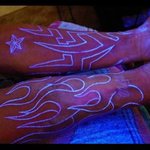어둠에서 빛나는 문신..