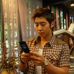 ♤브라이언 <b>최신</b>-미용실에서 문자 보내는 중♤