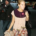 시에나 밀러! 그녀의 이 원피스에 관한 <b>뿌듯</b>한 사실