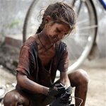 기름<b>범벅</b> 8살소녀 돈 때문에