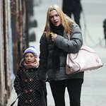 딸 <b>미아</b>와 함께 뉴욕 거리 걷고 있는 케이트 윈슬렛