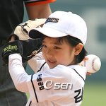 <b>아역</b> 배우 김향기의 깜찍한 시구 모습