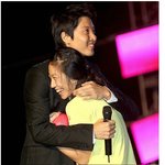 여성<b>팬</b>과 포옹하는 이동건, 눈빛이 <b>딴</b>생각해