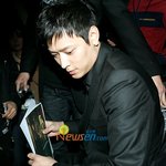 서울 <b>컬렉션</b>에 나타난 얼굴에 살이 조금 붙은 '강동원'