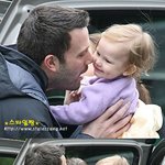 사랑스럽게 딸 쳐다보는 벤에<b>플릭</b>