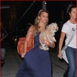 치마 질질 끌고 발로 밝고 다니는 제시카 <b>심슨</b>-_-