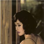 아름다운 뒤태를 뽐내는 김지수, 눈빛은 <b>매혹적</b>!
