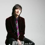 정일우, <b>정장</b>에 흰발목양말 튄다!
