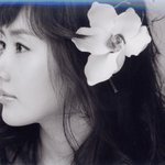 머리에 꽃 꽂은 김지수,분위기 있게 나온 사진!