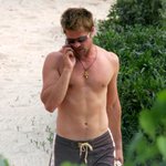 <b>웃통</b> 벗고 농구하고 계신 브래드 피트씨