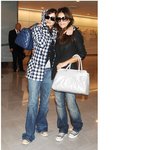 <b>나리타</b> 공항의 페넬로페 크루즈 자매, 완전 화보같아!