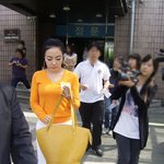 형광주황색 의상입고 故안재환, <b>조문</b> 온 낸시랭