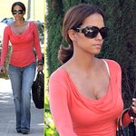 핑크 t-셔츠에 청바지만 입어도 간지나는 할리<b>베리</b>