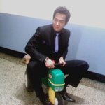 <b>양복</b>입은 이규한, 아기 자동차 타니깐 재밌어?