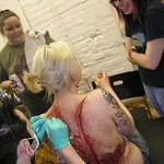 <b>칼로</b> 피부를 잘라내는 문신