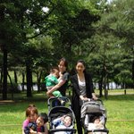 '따<b>사모</b>'에서 봉사활동 하는 김정은