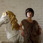 정유미, 묘한 눈빛의 소유자!! <b>백마</b>와 함께~ 이럇!