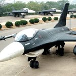 실물과 똑같은 위장용 군사<b>장비</b>들