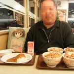 애인과 함께 식당에서 밥먹는 남자