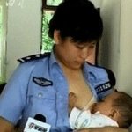 <b>쓰촨성</b> 대지진 현장에서 젖 먹이던 여경, 파격승진!