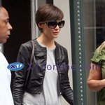 팬들에게 <b>사인</b>해주는 케이티홈즈! 친절한 모습 최고야!