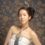 한지민 어깨 노출한 퓨전 <b>한복</b> 입은 섹시한 모습