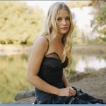 '금발 미녀' <b>에밀리</b> 드 라빈, 순수함과 러블리한 페이스