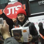명동 jts 빈곤퇴치행사에서 <b>비니</b> 쓴 한지민!!