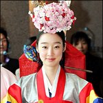 <b>전통</b>의상 입은 최여진, 머리에 꽃꽂이를?