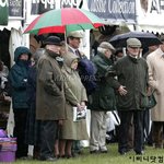 여왕님 <b>비옷</b> 패션, 귀엽다고 말하면 실례일까?