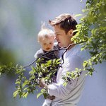 <b>딸</b> <b>앞</b>에서 콧구멍에 선글라스 낀 브래드 피트