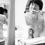 류승범,<b>세미</b>누드!!엉덩이 위 예수문신 '눈에 띄네'