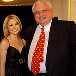 22세 <b>미녀</b>와 결혼한 84세 억만장자!!