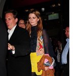 노란 핫팬츠를 입고, 잘빠진 다리를 과시하는 <b>미샤</b>버튼