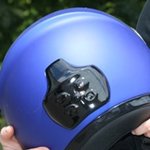 오토바이를 타면서 헬멧으로 전화를 받으세요..