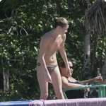 케이트모스 <b>해변</b>에서 상반신노출