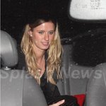 언니와 <b>달리</b> 얌전한 외모와 옷차림의 니키힐튼~