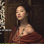 눈 풀린듯한 신애, 드러낸 어깨 <b>매혹적</b>!