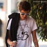 <b>린지</b>한테 문자 받았나? 핸폰보고 씩- 웃는 사만다