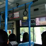 아침 출근길 버스 <b>손잡이</b>에 달려있던 쪽지가 글쎄....(사진有)