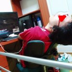 하루에 4시간자고 나머지 20시간은 컴퓨터앞에 앉아있는 룸메 사진有