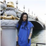 편안한 캐쥬얼 스타일로 잘 <b>소화</b>하는 신민아