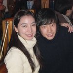 김동욱 이소연과 <b>친한</b>사이? 다정히 어깨에 손을 두르고...