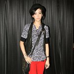 빨간색 포인트 패션으로 눈에 띈 <b>려원</b> - 류승범