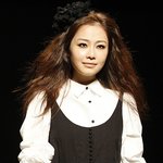 머리에 왕꽃 단 홍수현, 혹시 <b>호러</b>영화 찍니?